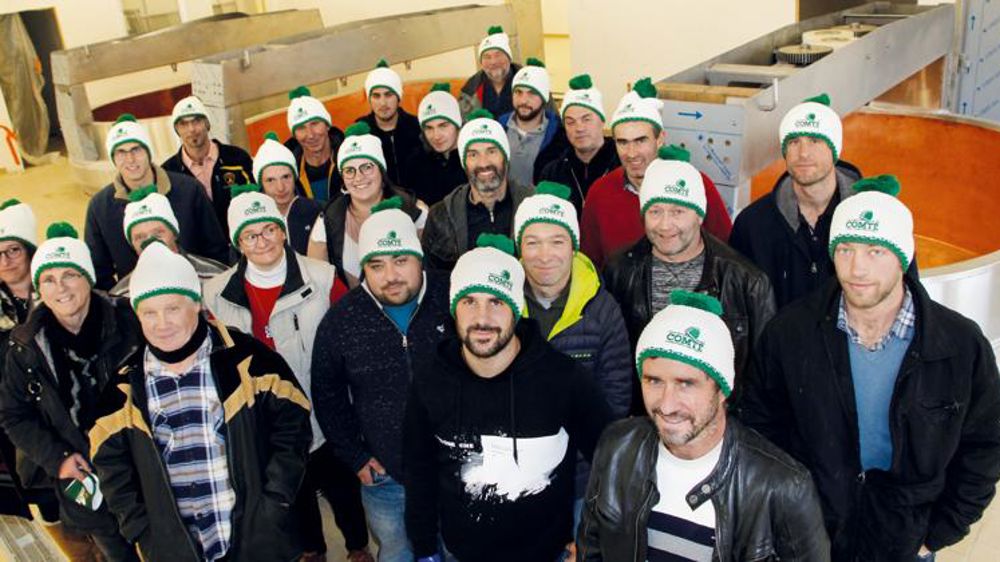 Les adhérents de la nouvelle coopérative à Comté, novices dans la production de ce fromage, ont recruté un fromager expérimenté et son second. © CIGC/Thierry Petit